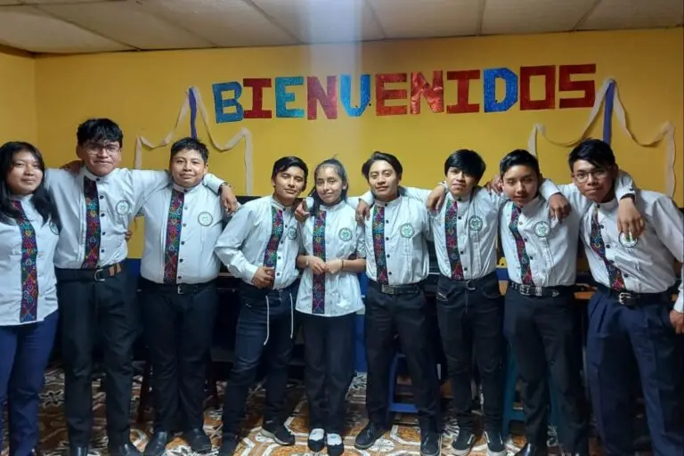 Diseño de uniformes para jóvenes de Zunil Quetzaltenango