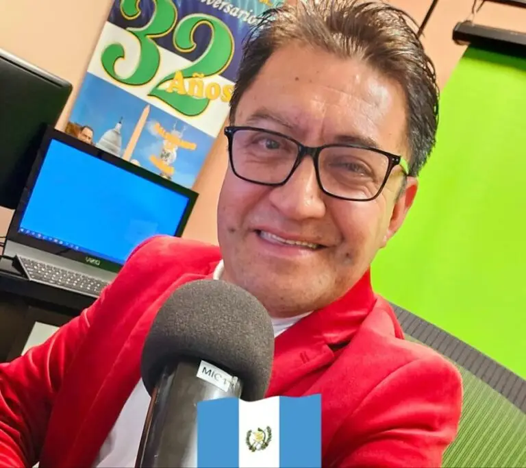 Maynor conduce un programa de radio llamado Guate primaveral se transmite todos los sábados de 2 a 3 de la tarde