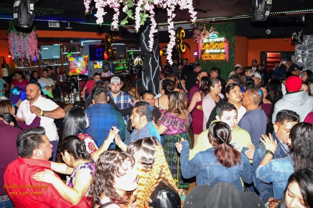 Los bailes amenizados por Marimba Digital 502 suelen ser llenos completos. Asisten muchos migrantes guatemaltecos.