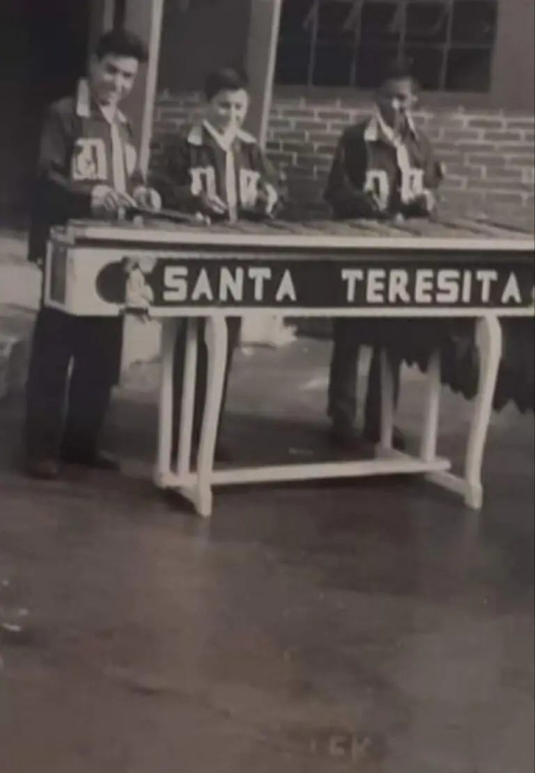 Benvenuto Barrios con 18 años de edad con la marimba de su establecimiento Santa Teresita