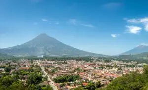 Vplcán de Agua en primer plano y a la derecha, el volcán de Fuego, desde Antigua Guatemala.
