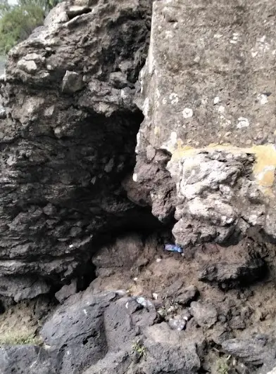 Existen agujeros en las bases del puente, pero difícilmente son por una piedra faltante, sino más bien por la erosión del terreno a causa de la lluvia y las correntadas, – SoyMigrante.com – SoyMigrante.com