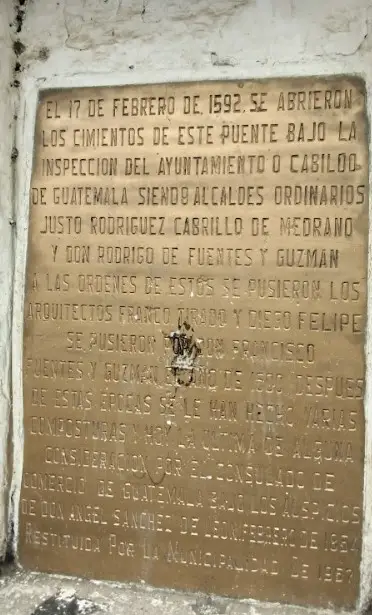 Placa conmemorativa colocada en 1957 en la cual se detallan algunos datos históricos de esta construcción. Se encuentra en el centro de la estructura. – SoyMigrante.com – SoyMigrante.com