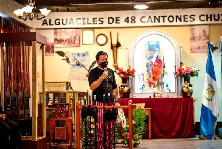 El emprendedor guatemalteco Marcos Antil solicitó permiso previo a presentar su libro Migrante en la sede de las autoridades ancestrales de los 48 cantones de Totonicapán