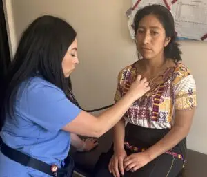 Limayre Gramajo examina a una vecina de Quetzaltenango durante la jornada gratuita ofrecida por médicos estadounidenses en el occidente guatemalteco. – SoyMigrante.com – SoyMigrante.com