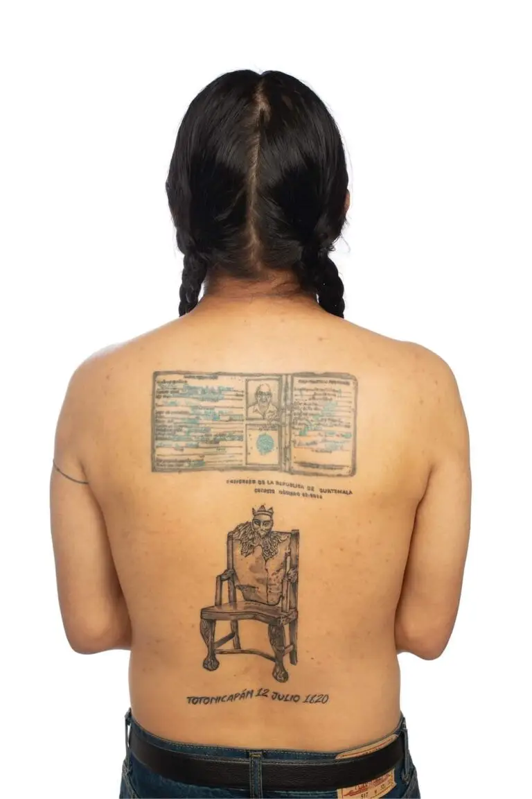 El pintor maya tz'utujil Benvenuto Chavajay se tatuó la silla de Atanasio Tzul en la espalda como un acto de reclamo de su identidad y símbolo de la lucha – SoyMigrante.com – SoyMigrante.com