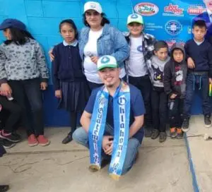 Migrante Brian de Leon recaudó donativos en Oklahoma y los vino a entregar en utiles escolares a Guatemala. Brian de Leon Mister Oklahoma – SoyMigrante.com – SoyMigrante.com