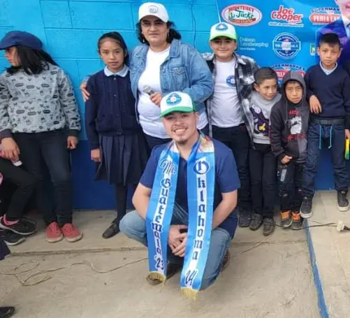 Míster Oklahoma Brian de León entrega donativo migrante en Guatemala