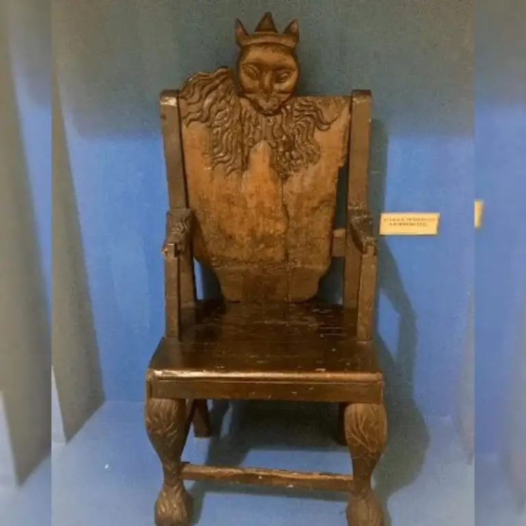 La silla de Atanasio Tzul estuvo resguardada por el museo de historia de Guatemala. Se desconoce como esta reliquia llego a este lugar.