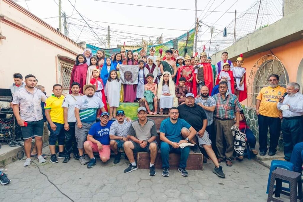 El grupo de niños actores de Chiantla, Huehuetenango, junto los encargados de dirigir la obra El Mártir del Gólgota. (Foto Waldo López)