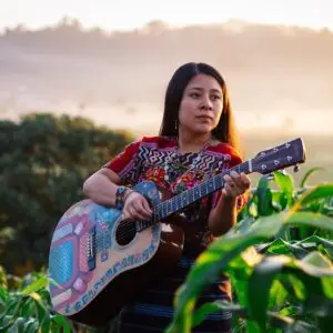 Cantautora Ch'umilkaj Nicho reivindica con su música el idioma kaqchikel el cual se habla en varios pobladores de departamentos del centro de Guatemala.