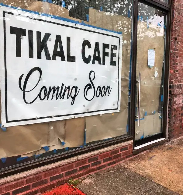 Octubre de 2020. Tikal Café está en construcción. Hasta entonces no había un sitio de ambiente agradable y buena gastronomía vegetariana en el área de Bushwick, Brooklyn, Nueva York.