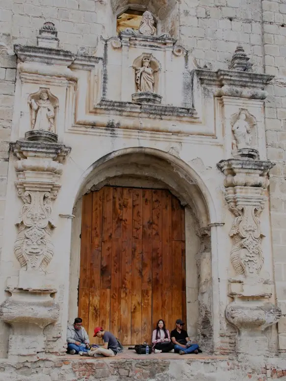 Puerta lateral de las ruinas del convento de Santa Clara, en Antigua Guatemala. Foto Gustavo Montenegro – SoyMigrante.com – SoyMigrante.com