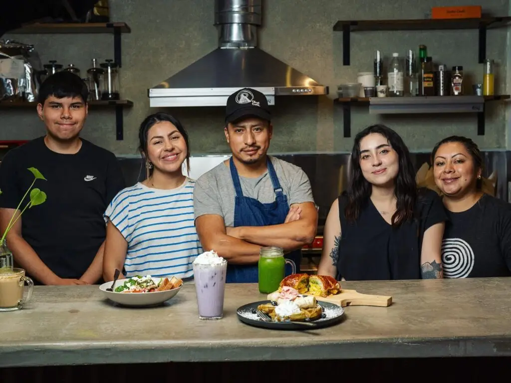 Restaurante Ilegal es el primer emprendimiento conjunto de los migrantes Darwin Pérez, Karina Onofre y Carol Paxtor, todos guatemaltecos, quienes tienen una visión prospectiva de éxito.