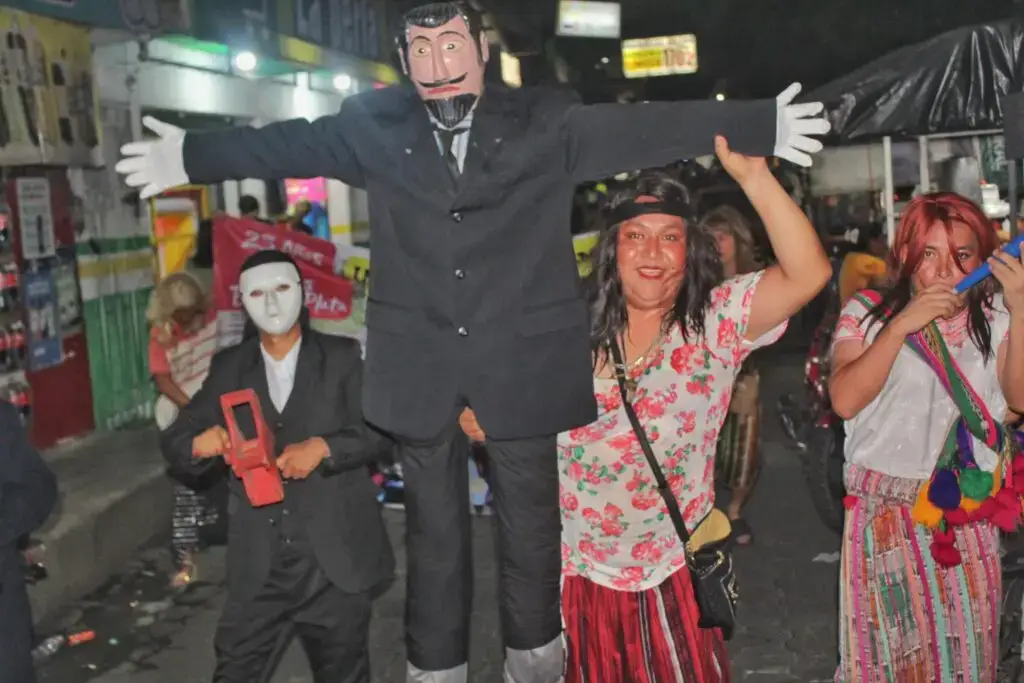 La quema de Judas en una fiesta en varios pueblos de Guatemala. – SoyMigrante.com – SoyMigrante.com