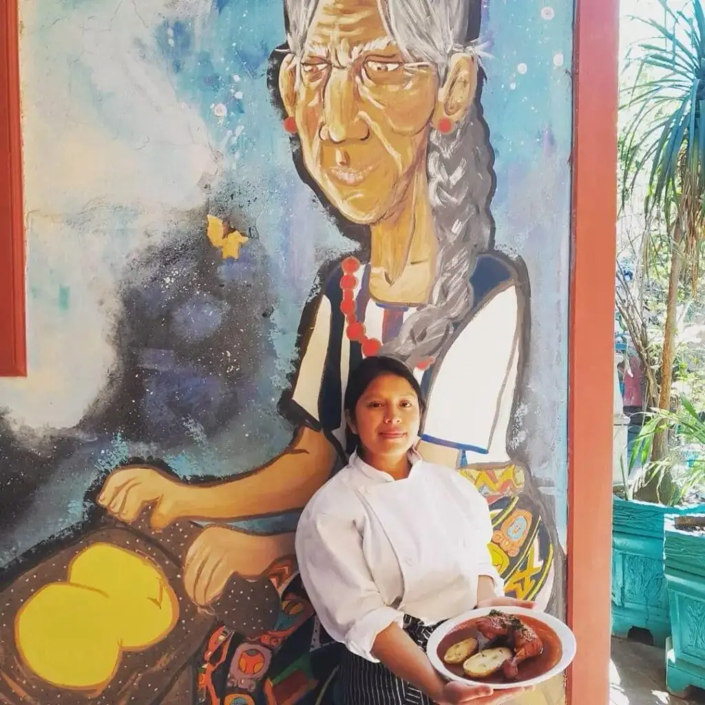Jóvenes de comunidades de migrantes en Guatemala apreden el oficio de cocinar