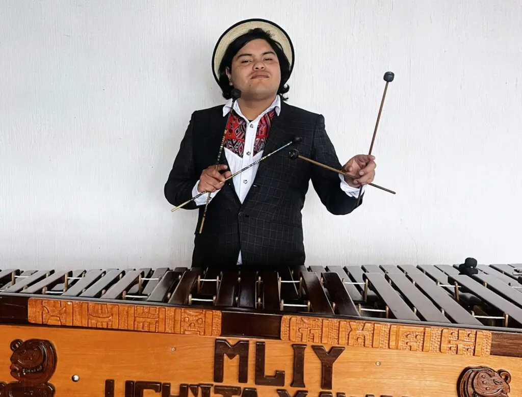 Roberth Orozco está comprometido con llevar la marimba guatemalteca a todo el mundo, literalmente pero además contribuir a difundir y motivar su aprendizaje en la niñez y juventud. – SoyMigrante.com – SoyMigrante.com