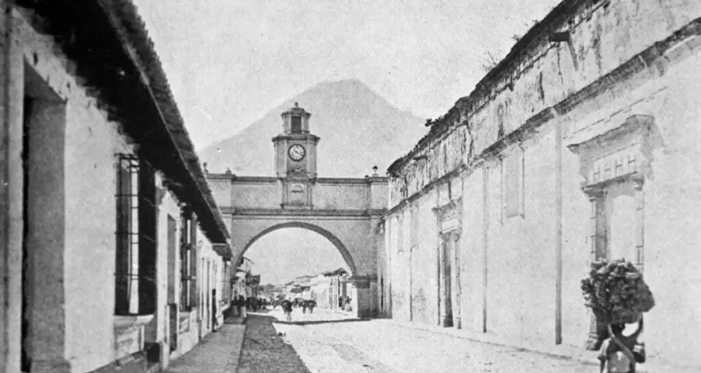Fotografía del Arco de Santa Catalina aproximadamente en 1880. Nótese que la torre de reloj no era la actual. – SoyMigrante.com – SoyMigrante.com