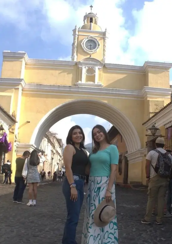 Miles, millones de visitantes, guatemaltecos o no guatemaltecos de Antigua Guatemala se han retratado con el magnífico marco del Arco de Santa Catalina. – SoyMigrante.com – SoyMigrante.com
