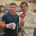Con el boxeador mexicano Saúl "El Canelo" Alvarez a quien le cantó Las Mañanitas en 2022. – SoyMigrante.com