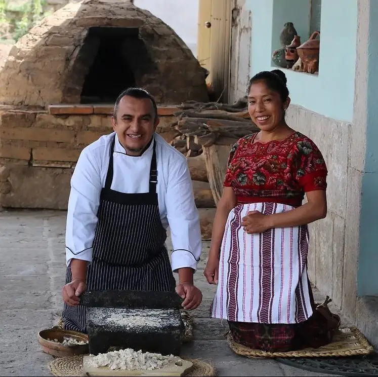Willy Barreno junto migrantes de Cajolá y Chajabal, San Andrés Xecul, crearon en el 2010, el primer restaurante donde los cocineros y cocineras son migrantes deportados de EE. UU.