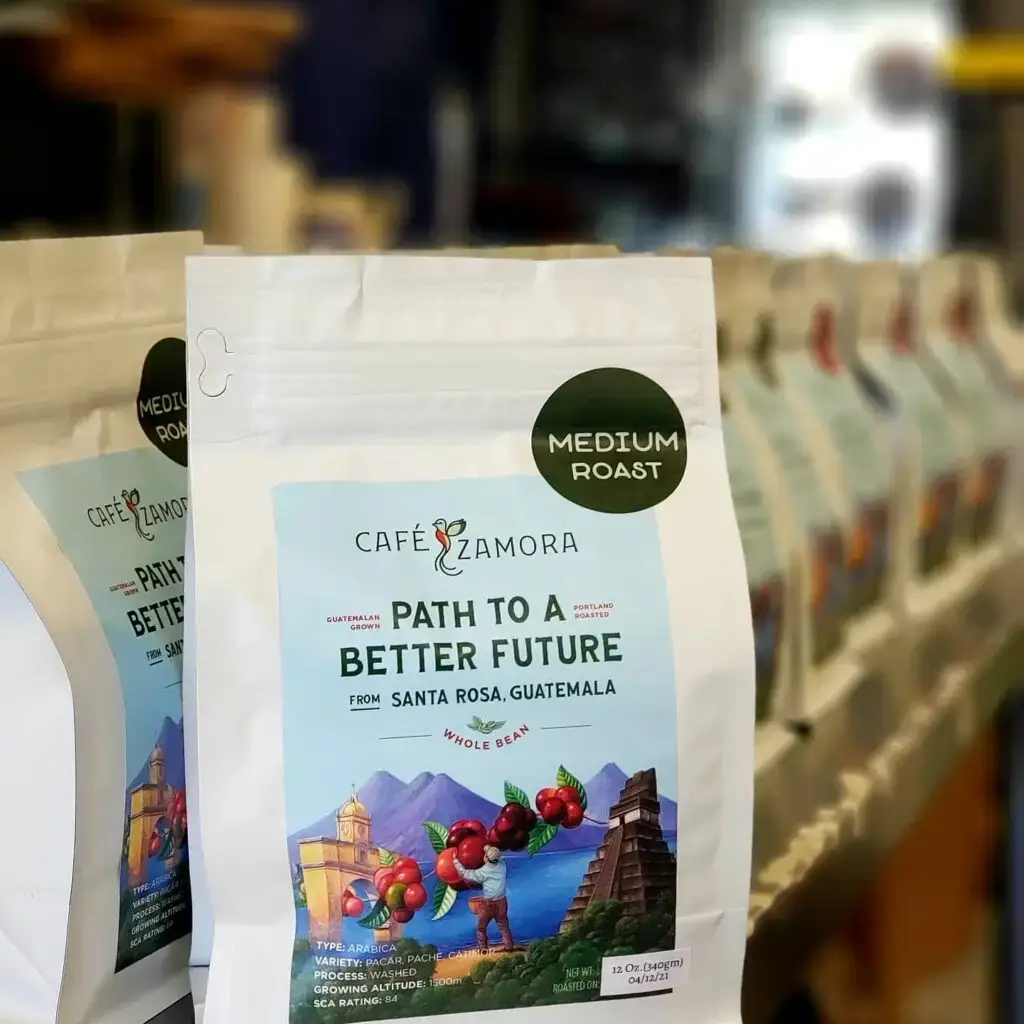 Café Zamora se vende en presentaciones de una y dos libras, molido o en grano; también, si gusta puede disfrutarlo en la tienda fundada en 2019 por el guatemalteco Héctor Zamora. (Foto Café Zamora)