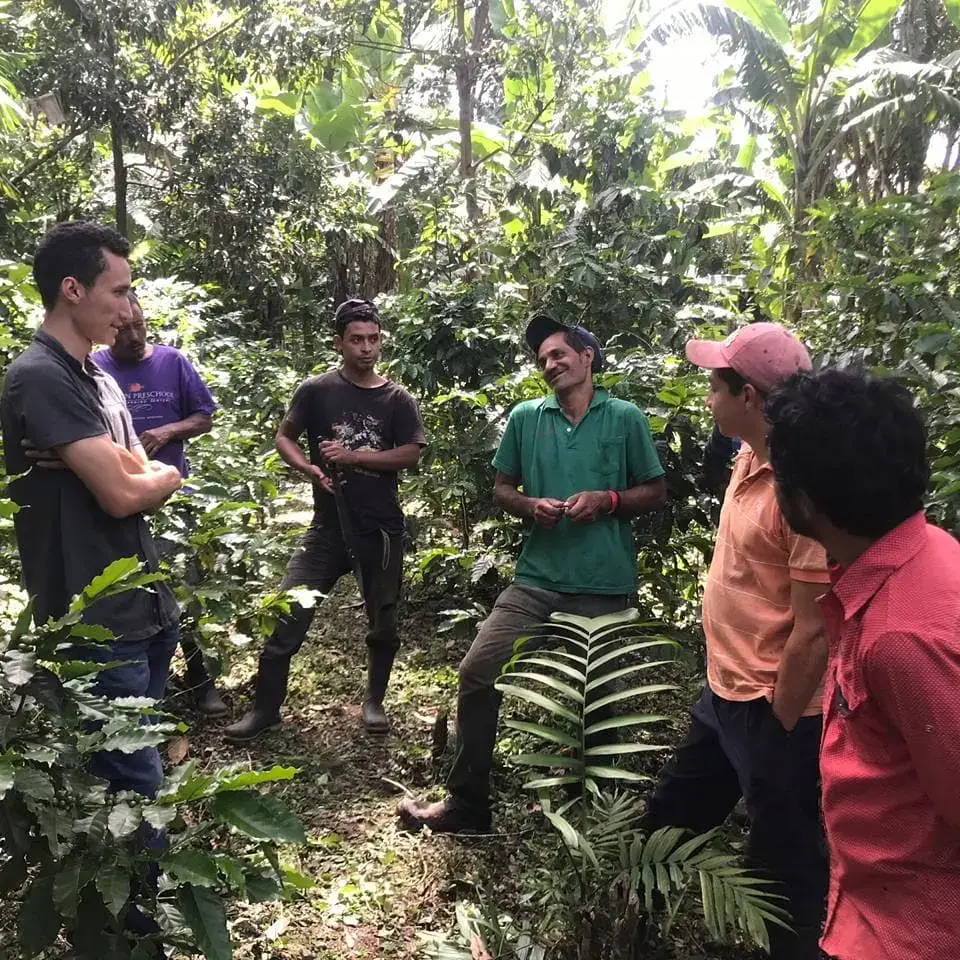 Héctor Mejía Zamora viaja a Guatemala para dar seguimiento a la producción, recomendar mejora de prácticas y tener contacto con la realidad guatemalteca