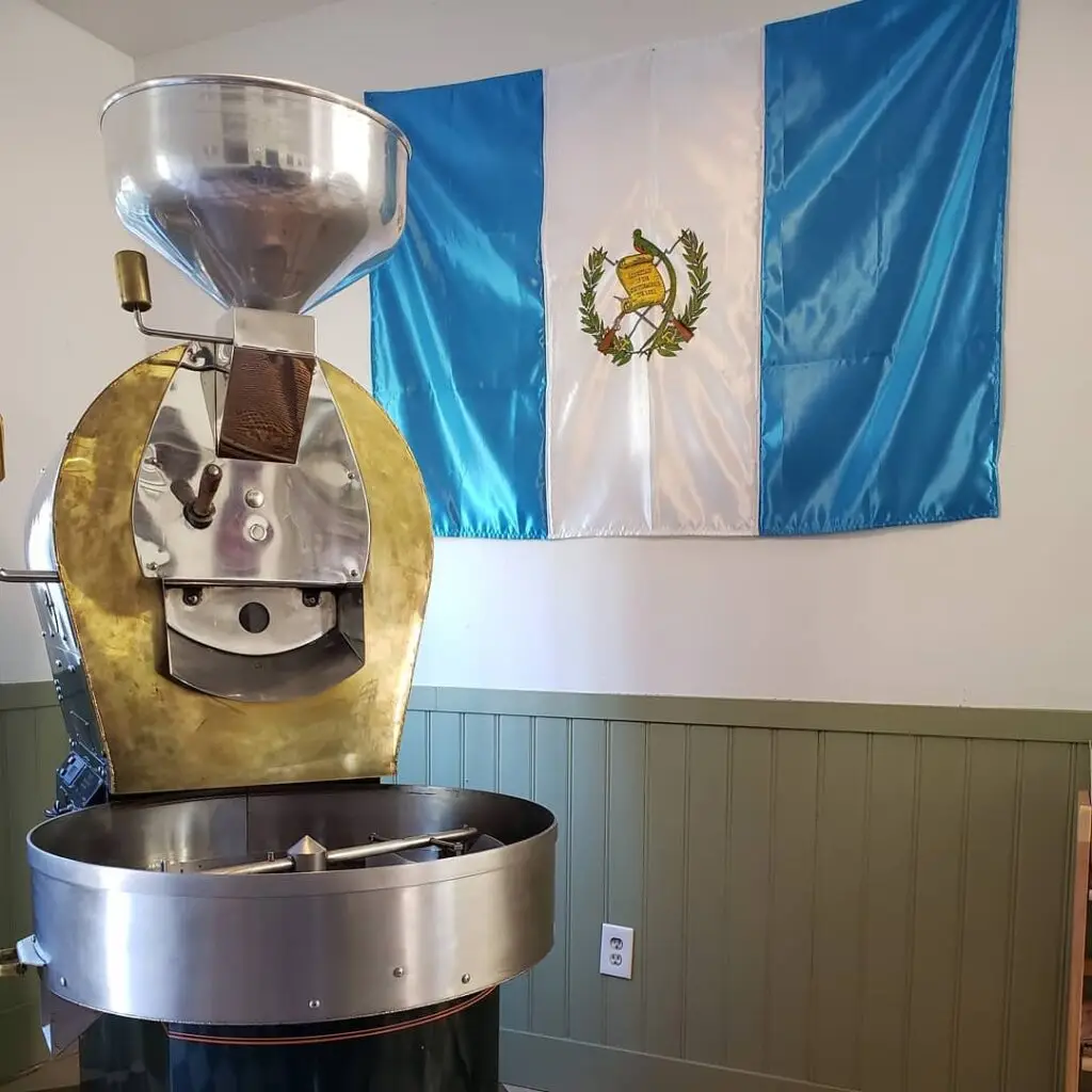 Desde las 4 AM, Hugo Mejía Zamora está en acción tostando grano fresco para el día y a las 7.30 abre sus puertas su tienda de café en Portland, Oregon.