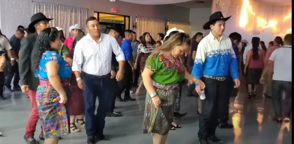 Baile social en Columbus, Ohio, de una comuniad migrante de guatemaltecos.