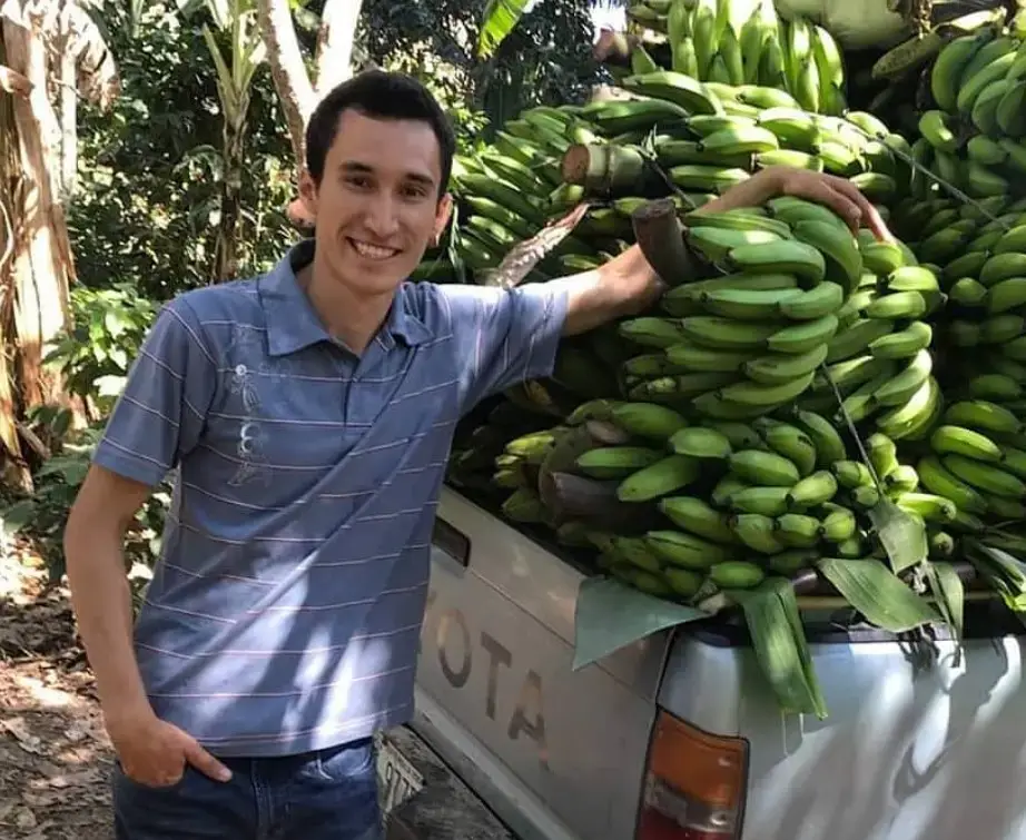 A los 14 años, Héctor Zamora empezó a vender bananos. Inició con Q300 y al año sus ventas se habían multiplicado. Tiempo después llegó la opción de migrar a EE.UU., pero debía dejar ese primer gran éxito atrás. – SoyMigrante.com – SoyMigrante.com