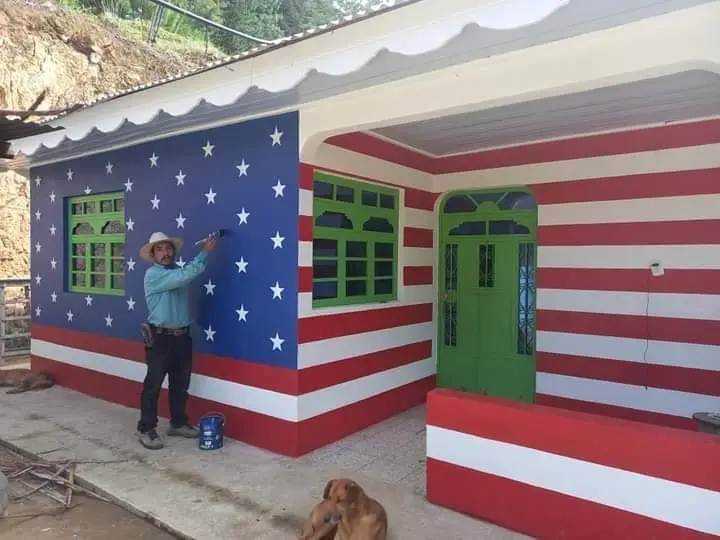 En Comintacillo, San Marcos, un migrante mando a pintar su casa con los colores de la bandera de EE.UU. en agradecimiento al país que le ayudó a mejorar su vida y la de su familia.