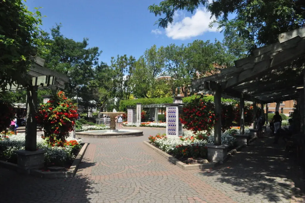 Areas del Jardín Botánico de Montreal en cuyo diseño y construcción participó el arquitecto guatemalteco Carlos Martínez. Terraza.