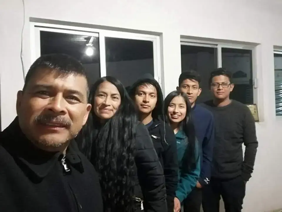 Jeremías Pérez junto a su familia en San Miguel Ixtahuacán, San Marcos.