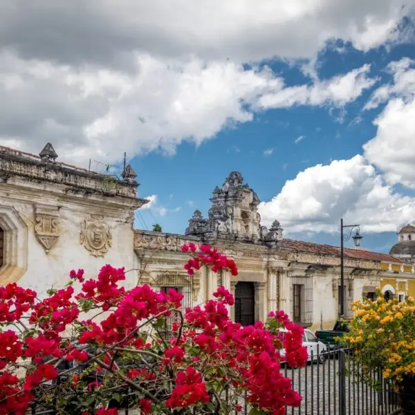 Antigua Guatemala, donde nació el poeta Rafael Landívar autor del poema Rusticatio Mexicana que comienza diciendo Salve dulce Guatemala Salve