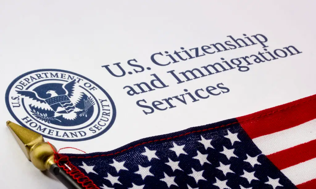 Photograph of a U.S. Department of Homeland Security logo. – SoyMigrante.com – SoyMigrante.com