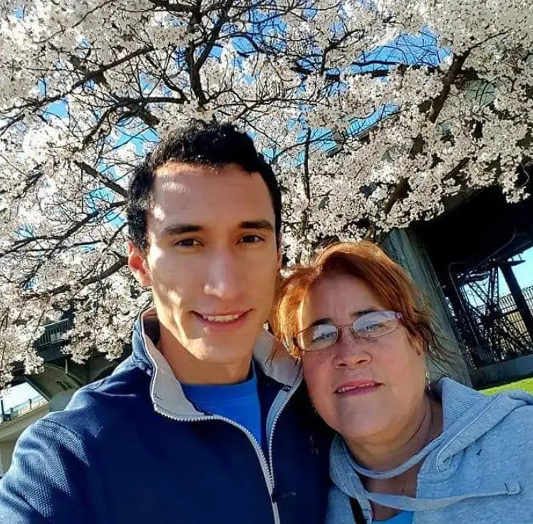 Héctor Mejía Zamora y su mamá, en Oregon, llevan el café de Santa Rosa a niveles insospechados