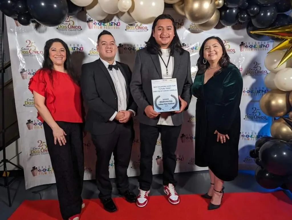 Samuel Carrillo, cineasta estadounidense de padres guatemaltecos, obtuvo el premio al mejor cortometraje en el Festival de Cine Latino de Oklahoma, celebrado en marzo de 2024. – SoyMigrante.com – SoyMigrante.com