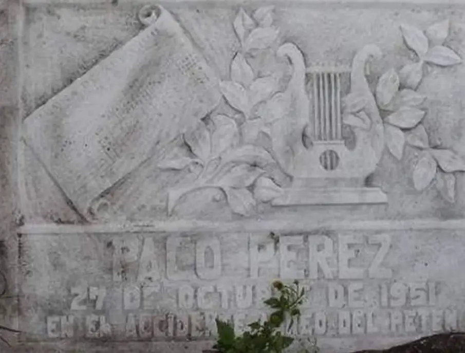 En la lápida de Paco Pérez quedó registrada la fecha del trágico accidente aéreo en el que pereció junto a grandes artistas guatemaltecos. – SoyMigrante.com – SoyMigrante.com