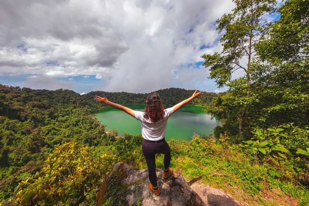 La laguna de Chicabal es un destino ecoturístico y espiritual único en el mundo. Muchos migrantes quetzalktecos procuran visitarla durante su estadía en el país. (Foto Redes Sociales INGUAT) – SoyMigrante.com – SoyMigrante.com