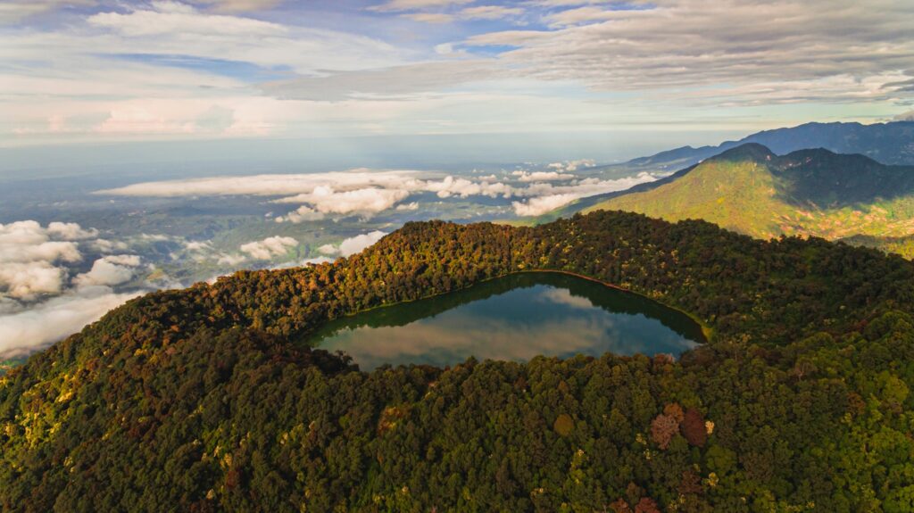 La laguna de Chicabal es como un espejo del cielo. Fotografía de dron. (Redes sociales INGUAT)