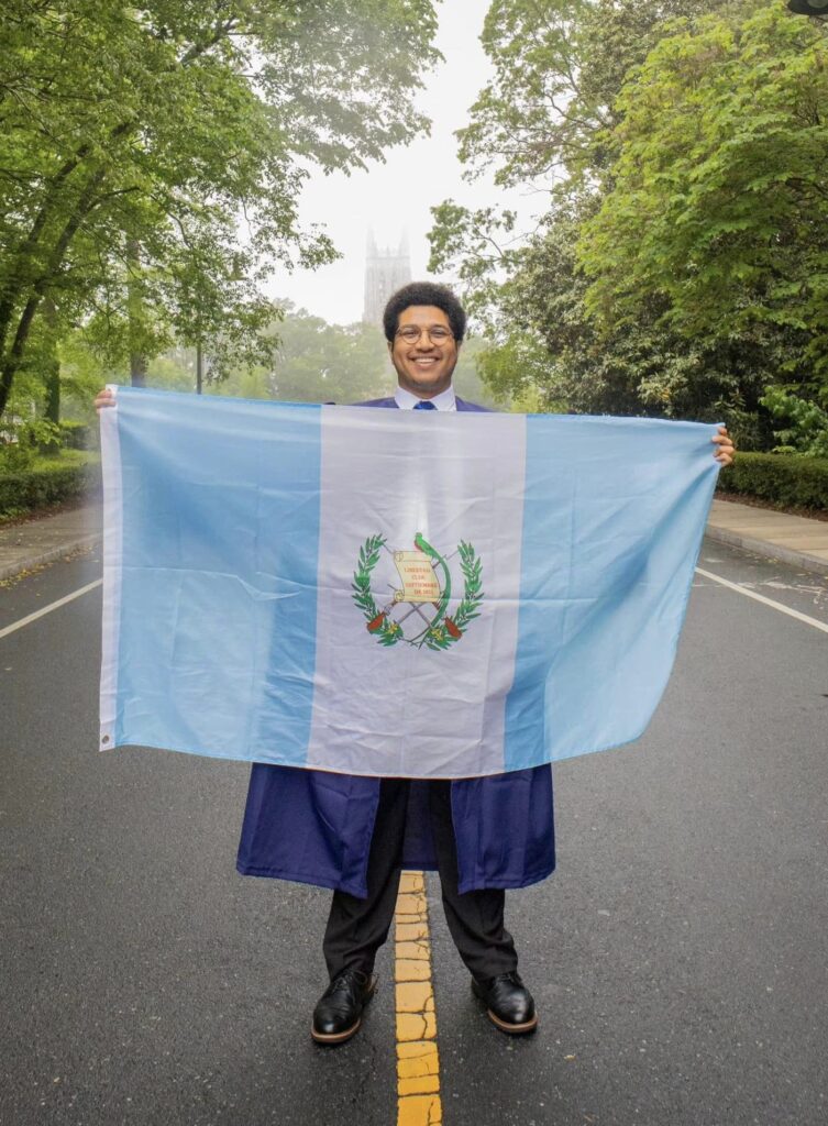 Brandon Lopez se graduó el 12 de mayo de Duke University es Guatemalteco e irá a trabajar a Microsoft