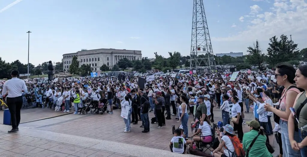 Unas 2 mil personas se reunieron frente al Capitolio de Oklahoma para expresar de manera pacífica pero unánime su rechazo a ley antimigrantes aprobada recientemente por autoridades estatales. (Fotografía cortesía César Reyes, líder migrante guatemalteco en dicho Estado. – SoyMigrante.com – SoyMigrante.com