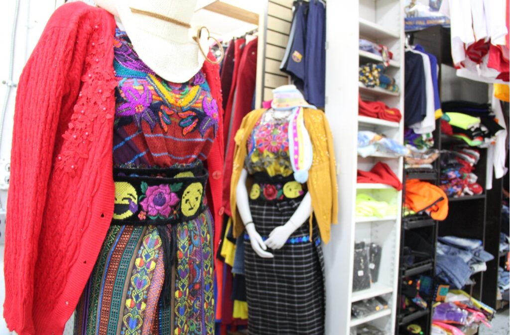 La indumentaria maya también está disponible en la tienda Latina,, pero nótese el tema de emoticones en la tradicional faja de cintura. La innovación´no pelea con la tradición.