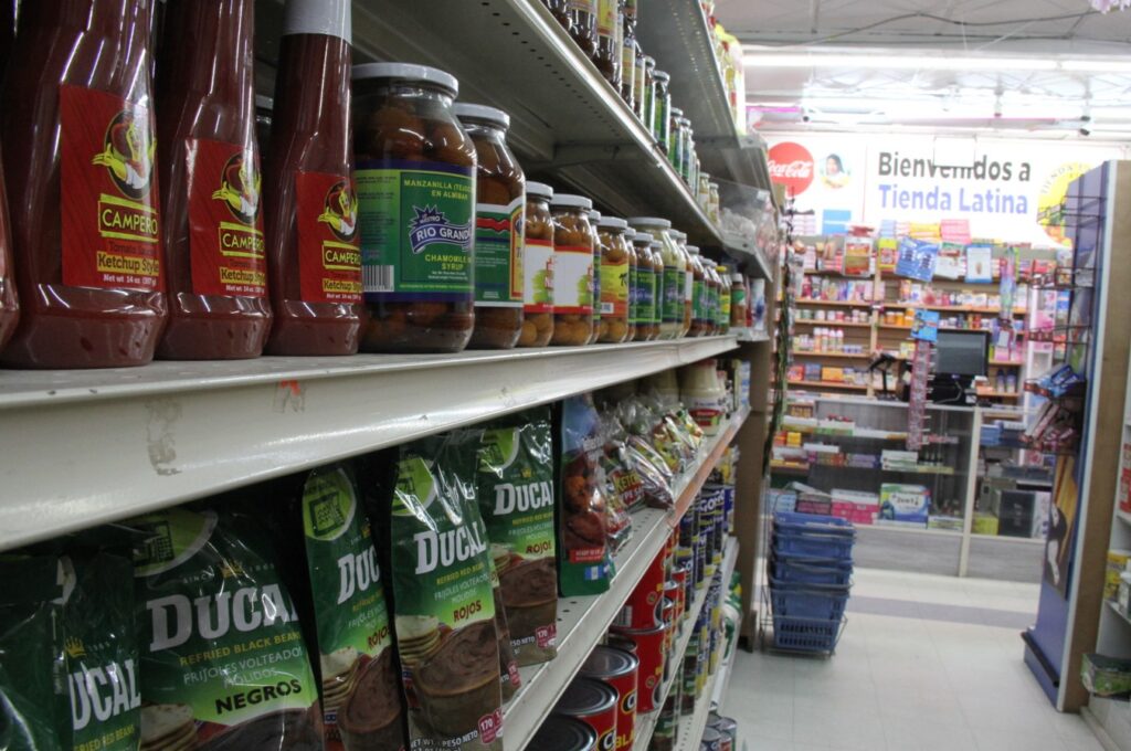 La Tienda Latina ofrece variedad de productos de marcas guatemaltecas pues constituyen un puente hacia las raíces de muchos connacionales radicados en Chattanooga, Tennessee.