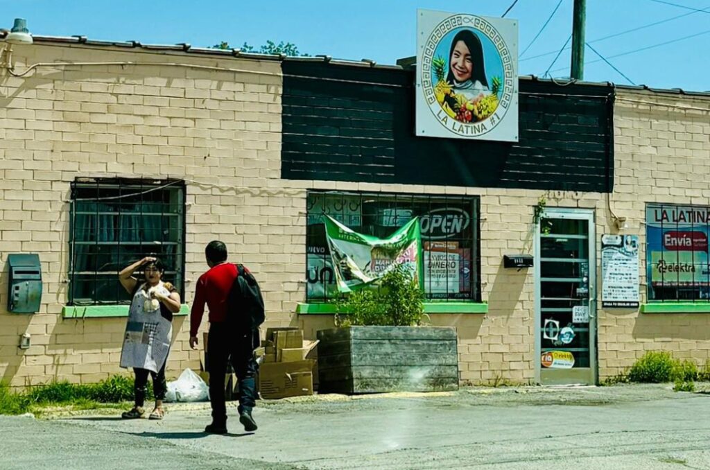 Al intentar conversar en varias tiendas guatemaltecas, la respuesta fue negativa, porque se trataba de encargados que a veces tenían pocos meses de haber llegado a Estados Unidos. Pero en La Latina se tuvo una conversación enriquecedora sobre los retos y sueños de la comunidad chapina.