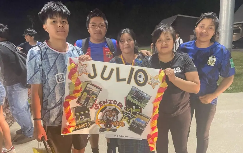 Está por finalizar el ciclo escolar y hay estudiantes de High School que se gradúan, con lo cual deben dejar el equipó, entre ellos Julio, un joven guatemalteco, brillante delantero, que aquí posa con su familia. (Fotografía redes sociales de Julio Otero, del podcast Amigos Unidos Chattanooga) – SoyMigrante.com – SoyMigrante.com