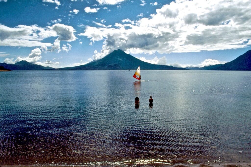 A pesar de sus contradicciones, Guatemala tiene una idílica belleza de la cual no se puede escapar sin dejar algo de uno. Fotografía del lago de Atitlán y sus volcanes, por Carlos R. Martínez.