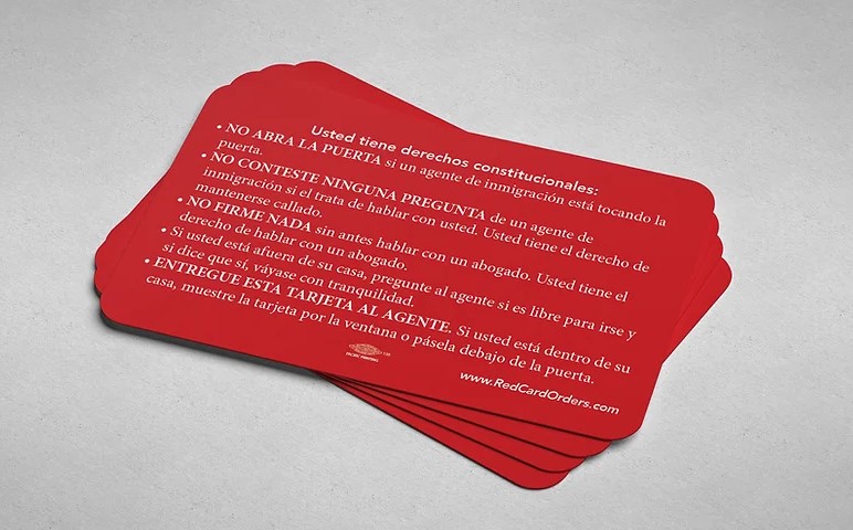 Las "tarjetas rojas" con declaración de derechos migrantes, deseo de permanecer en silencio o de no permitir un cateo sin orden judicial son distribuidas por defensores migratorios a quienes lo necesiten. Pero las personas también pueden imprimir sus propias tarjetas, aunque no sean rojas.