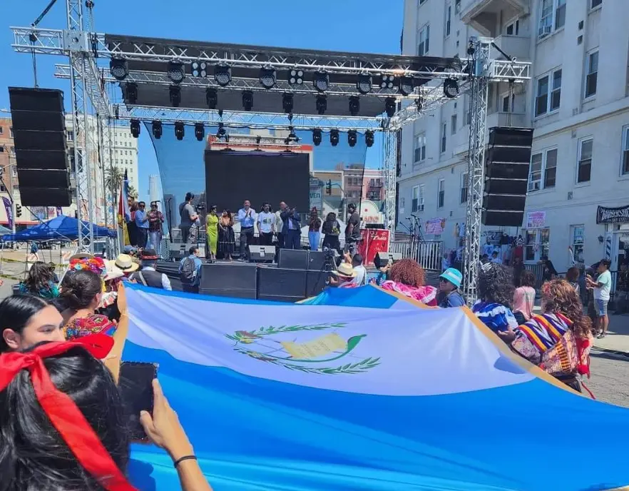 La Feria Cultural Guatemalteca de Los Angeles tiene música, artesanía, comida típica, juegos mecánicos, pero también hay momentos de rendir homenaje a la amada patria Guatemala a través de sus símbolos y tradiciones. (Fotografía redes sociales René Amiel, organizador) – SoyMigrante.com – SoyMigrante.com