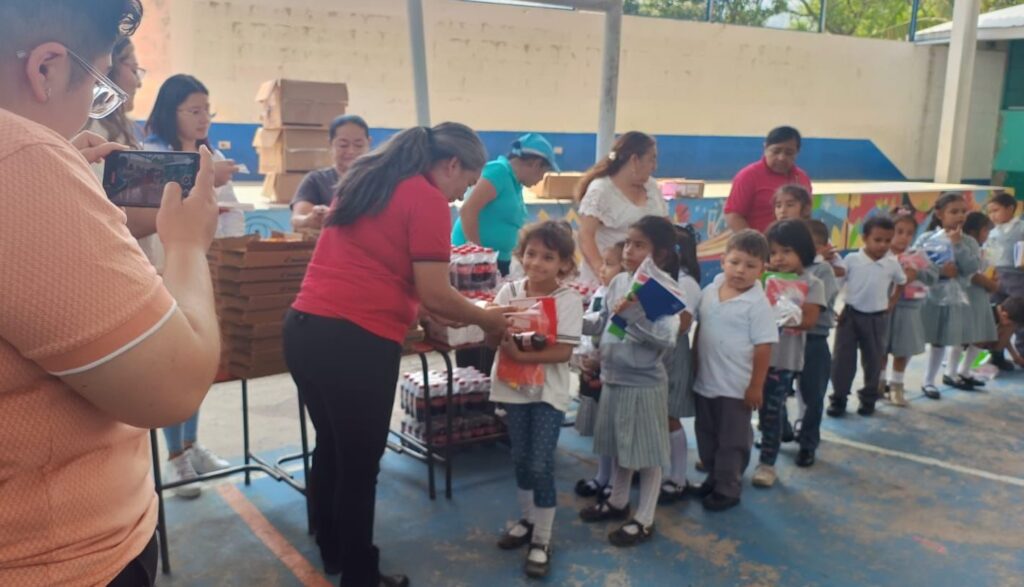 Proyecto Quetzi, de apoyo con utiles escolares y de arte para la escuela oficial de Palencia Guatemala, organizado por la migrante guatemalteca Rosario Rodríguez – SoyMigrante.com – SoyMigrante.com